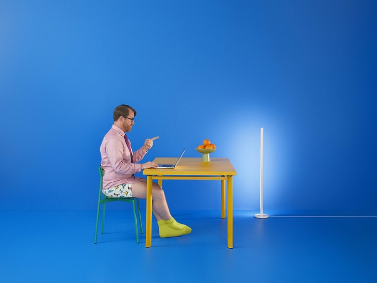 Älyvalaistus - Mies istuu sinisessä huoneessa, jossa on Wiz-lattiavalaistus