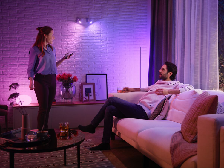 Älyvalaistus - Violetinvärinen Philips Hue -älyvalaistus olohuoneessa