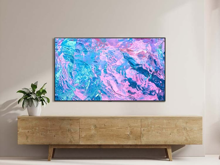 Samsung Chrystal UHD CU7175 -televisio olohuoneen seinällä