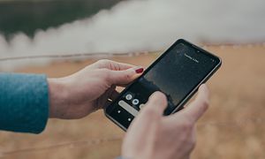 Cat S75 5G -älypuhelin naisen kädessä
