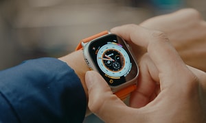 Mies painaa ranteessaan olevan Apple Watch Ultran toimintopainiketta