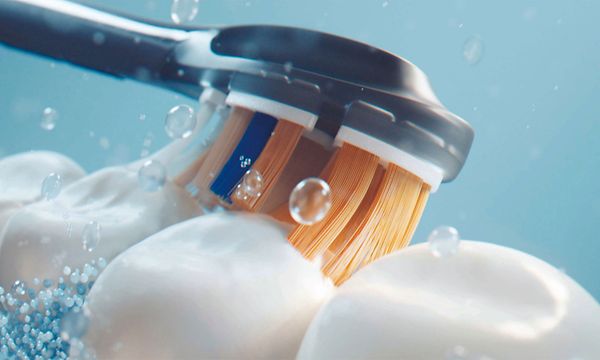 Philips Sonicare -sähköhammasharja harjaamassa hammasta