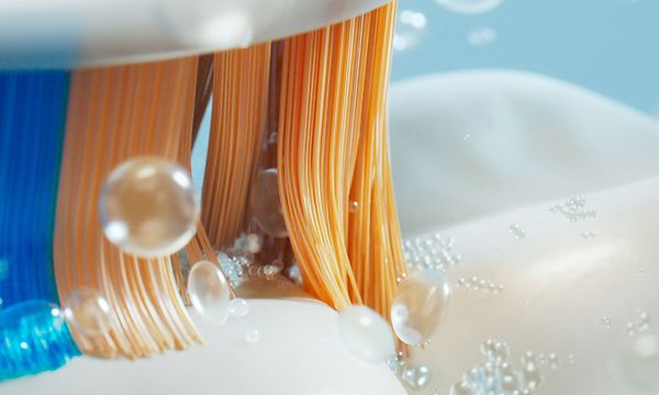 Philips Sonicare -sähköhammasharja harjaamassa hammasta