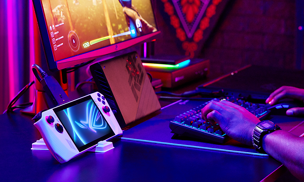 Asus ROG -käsikonsoli keskellä gaming-kokoonpanoa RGB-valaistuksella