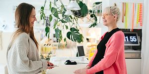 B2B - Kaksi naista myymälässä