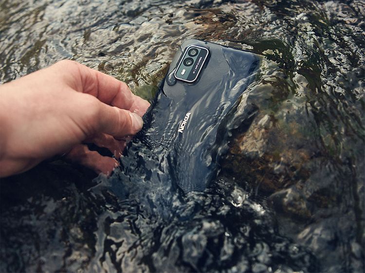 Vedenkestävää NokiaXR21 -älypuhelinta nostetaan vedestä