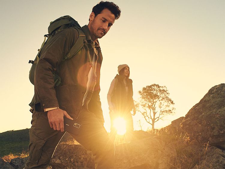 Auringonnousun aikaan vaeltava pariskunta
