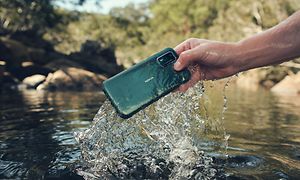 Vedenkestävä NokiaXR21 -älypuhelin testattavana vedessä