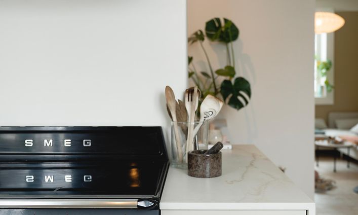 Smeg-liesi valkoisenvärisessä Epoq-keittiössä