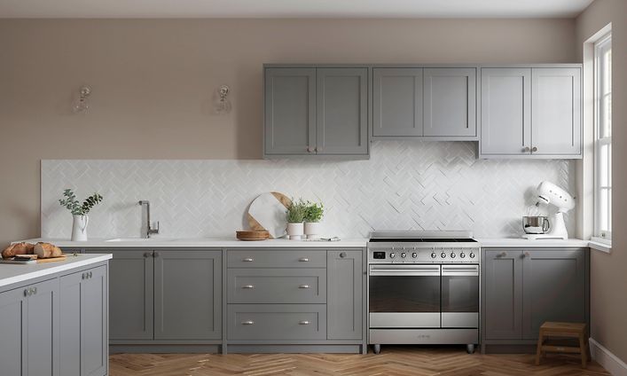 Smeg-liesi harmaanvärisessä Epoq-keittiössä