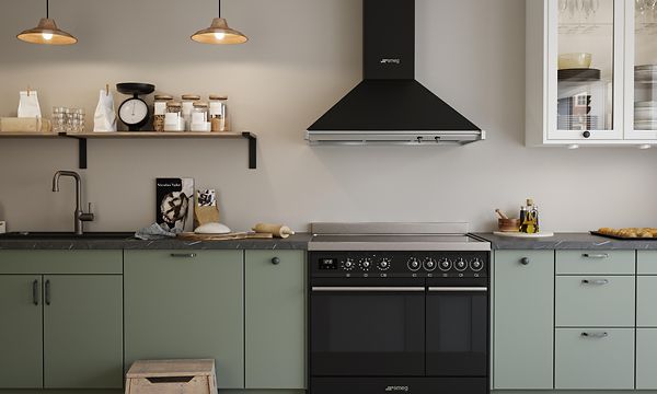 Smeg-liesi vihreänvärisessä Epoq-keittiössä