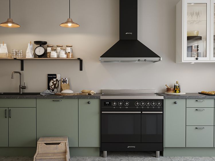 Smeg-liesi vihreänvärisessä Epoq-keittiössä