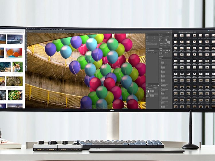 UltraWide-erikoislaajakuvanäyttö, jossa on värikkäitä kuvia valokuvaohjelmassa