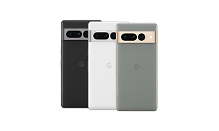 Kolme eriväristä Google Pixel -älypuhelinta