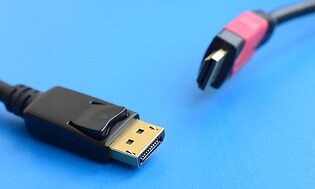 Lähikuva DisplayPort- ja HDMI-kaapeleista