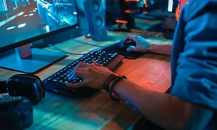Lähikuva tietokonepeliä pelaavasta miehestä