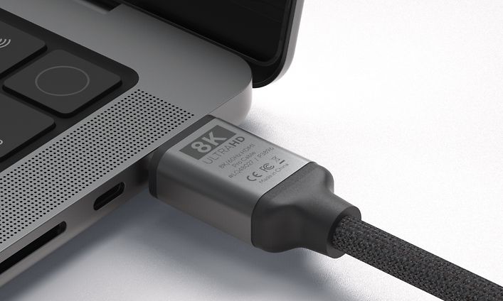 8K LINQ Pro Cable kytkettynä kannettavaan tietokoneeseen