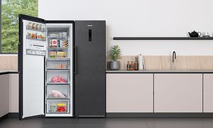 Keittiössä oleva Samsung RZ32C7BB6WW -pakastin, joka on varustettu SpaceMax--tekniikalla
