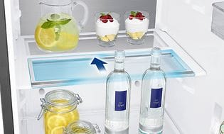 Samsung - Jääkaapit - RR39C7BC6WW-EF -jääkaappi ja jälkiruokia, sitruunoita ja lasipulloja Slide-in Shelf -hyllyillä 