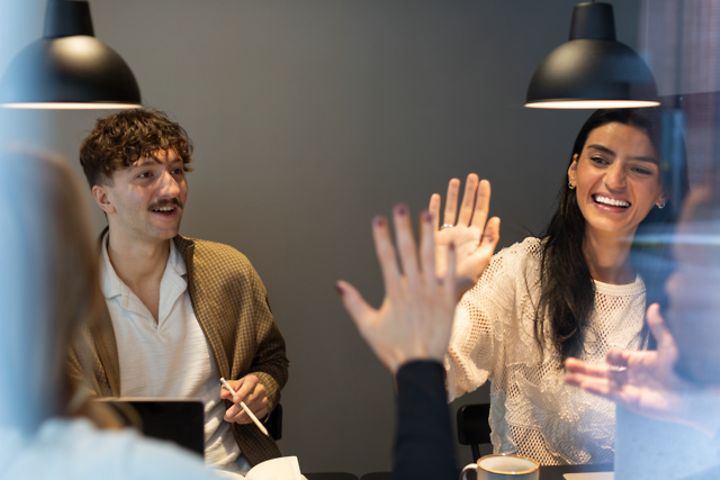 B2B - High-five onnistuneen työpalaverin päätteeksi