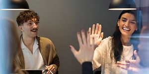 B2B - High-five onnistuneen työpalaverin päätteeksi