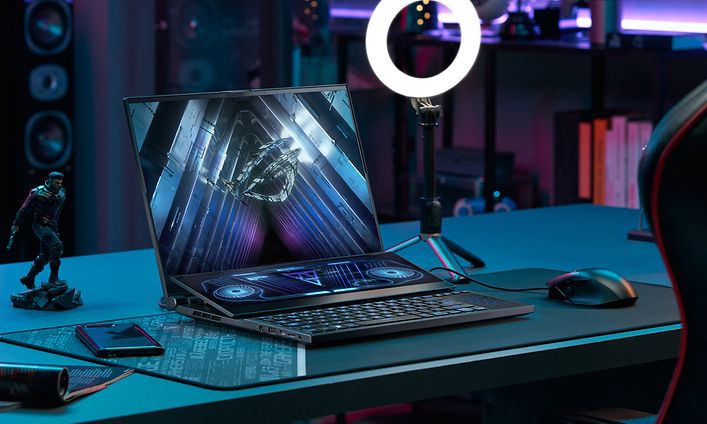 ASUS Zephyrus -pelikannettava pöydällä