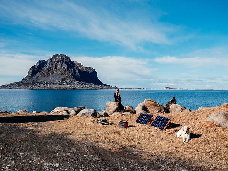 Nainen käyttää Jackery Explorer -virtalähdettä ja SolarSaga-aurinkopaneelia ulkoillessaan