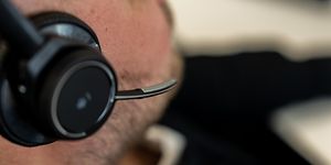 Lähikuva miehestä, jolla on kuulokkeet korvillaan