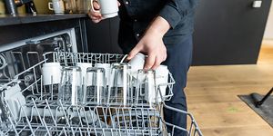 B2B - How to choose dishwasher for the workplace kitchen - Man empyting a dishwasher at work