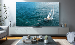 Suuri Samsung-televisio olohuoneessa