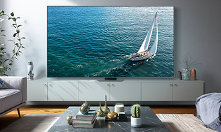 Suuri Samsung-televisio olohuoneessa