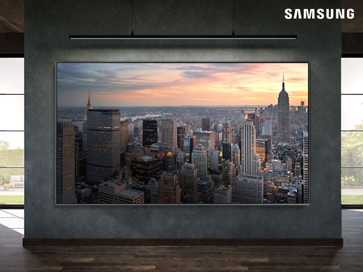 Samsung QLED Q80C -televisio seinällä