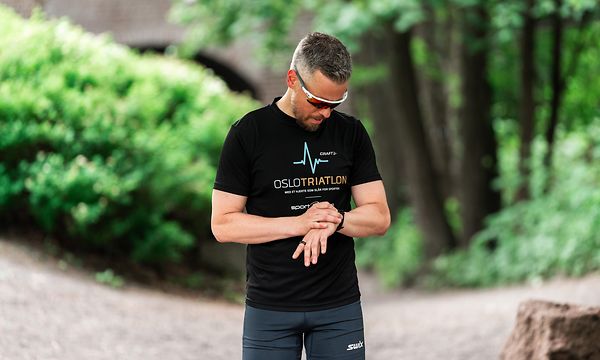 Garmin Venu2 – mies treenaa urheilukellon kanssa