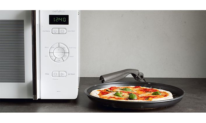 Whirlpoolin mikroaaltouuni Crisp-ominaisuudella ja lautasella oleva pizza -teaserkuva