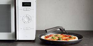 Whirlpoolin mikroaaltouuni Crisp-ominaisuudella ja lautasella oleva pizza -teaserkuva