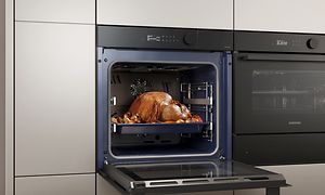 Samsungin integroitu uuni suurella tilavuudella ja paistettu kana uunin sisällä
