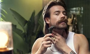 Mies ajelee partaansa Philips OneBlade Pro 360 -parranajokoneella