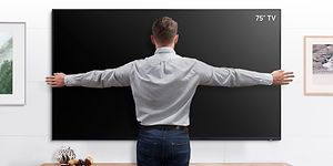 Mies mittaa Samsungin 75-tuumaista televisiota