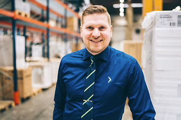 Gigantin logistiikkajohtaja Raul Friman keskusvarastolla