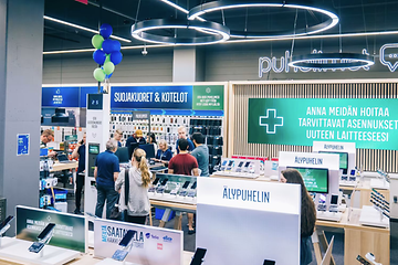 Asiakkaita ja myyjiä gigantin puhelinosastolla