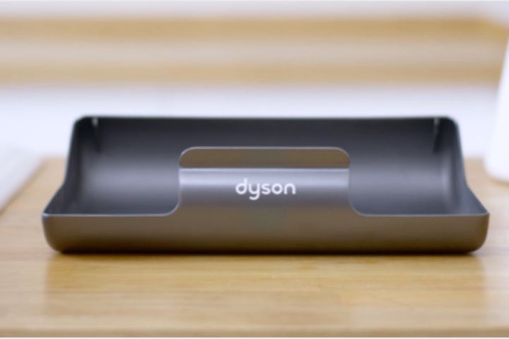 Dyson-imurin tippa-alusta parkettilattialla