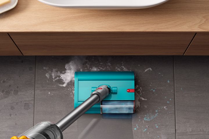 Dyson V15 Submarinella pestään kylpyhuoneen lattiaa