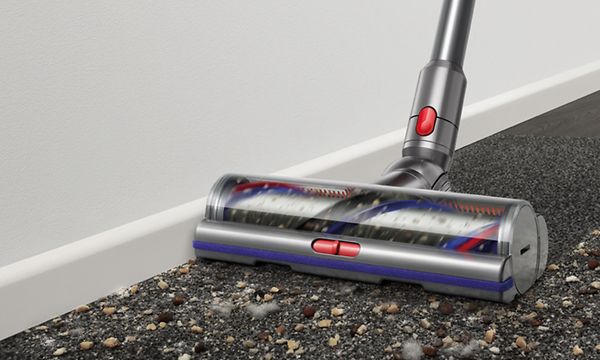Dyson V15 -imurin digitaalinen moottoroitu suulake puhdistaa muruja harmaasta lattiasta