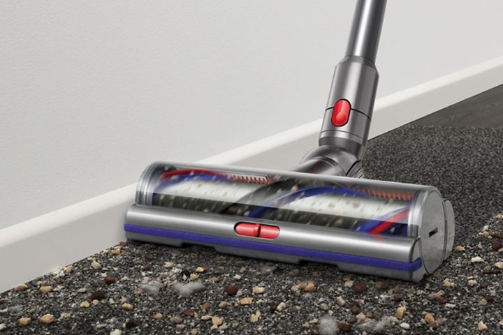 Dyson V15 -imurin digitaalinen moottoroitu suulake puhdistaa muruja harmaasta lattiasta