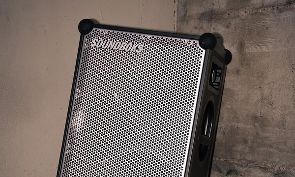 Soundboks 4 -kaiutin puisen laaatikon päällä
