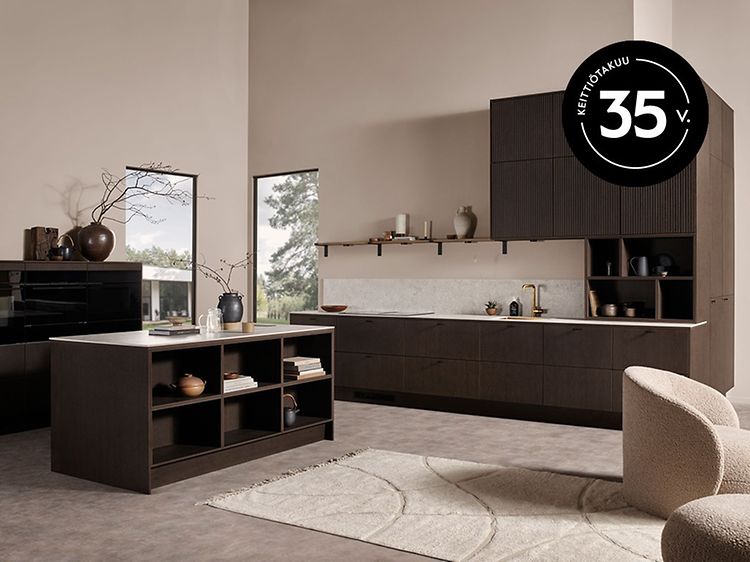 Epoq Edge Dark Oak -keittiö sekä 35 -vuoden keittiötakuun logo