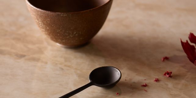 Dekton-työtasolla oleva kulho ja lusikka