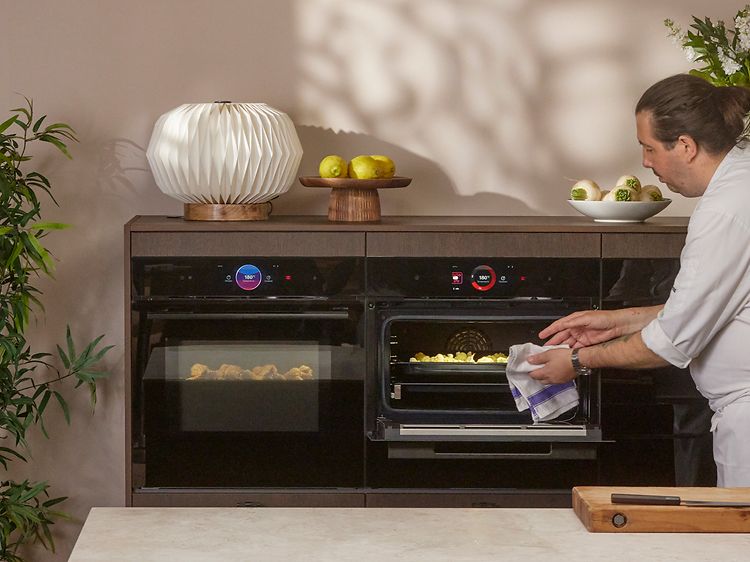 Kokki ottaa Airfryer-toiminnolla paistettua kukkakaalia Bosch accent line -uunista