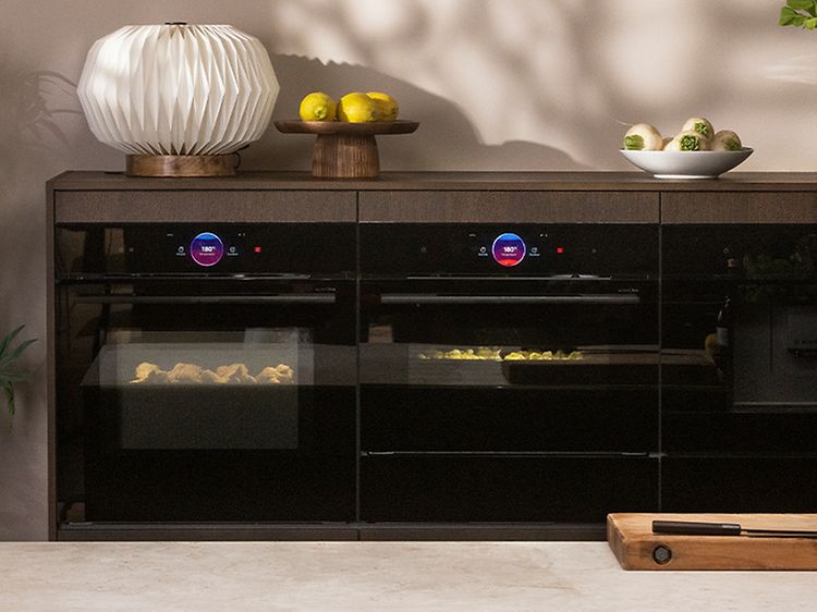 Bosch accent line Carbon Black -uunit kotikeittiössä