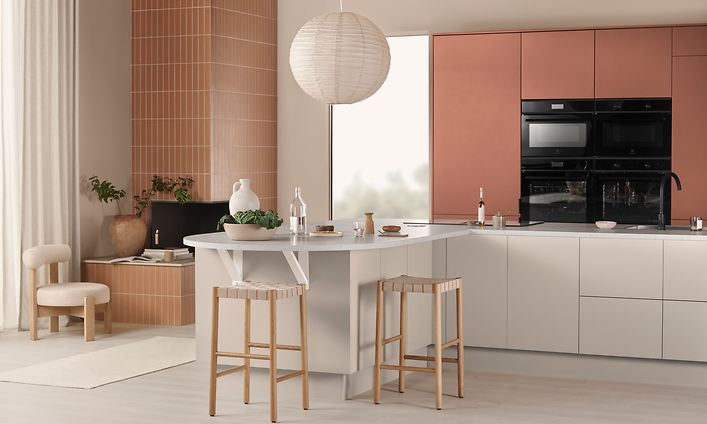 Epoq - Punaisen savensävyinen Trend-keittiö red clay ja soft beige pehmeän beigensävyinen